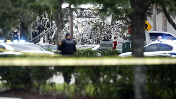 A police officer guards the area after a gas explosion at Florida shopping plaza - Sputnik International