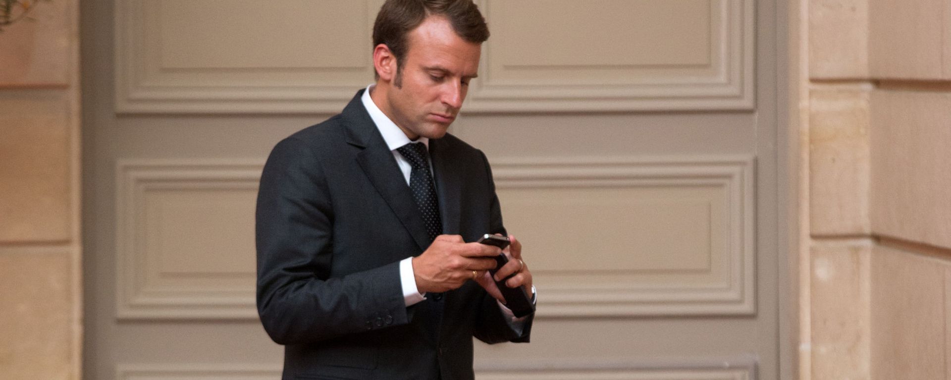 Emmanuel Macron, looks at his phone Emmanuel Macron, looks at his phone - Sputnik International, 1920, 30.08.2024