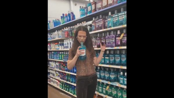 Customer Spoiling Mouthwash in US Shop - Sputnik International