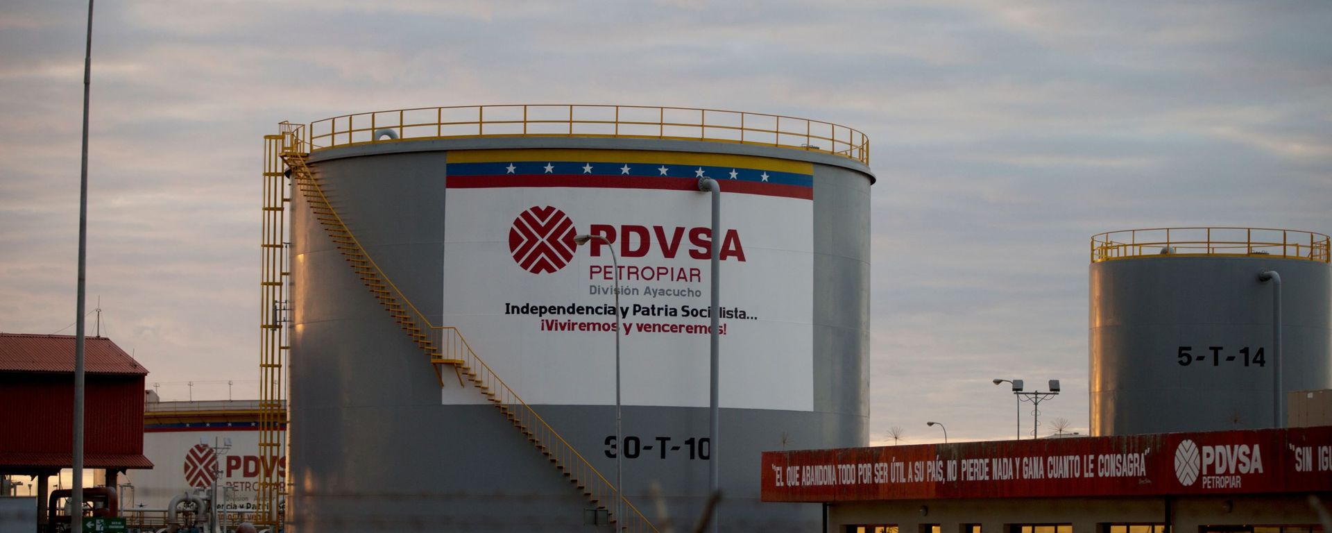 In this Feb. 18, 2015 photo, storage tanks stand in a PDVSA state-run oil company crude oil complex near El Tigre, a town located within Venezuela's Hugo Chavez oil belt, formally known as the Orinoco Belt In this Feb. 18, 2015 photo, storage tanks stand in a PDVSA state-run oil company crude oil complex near El Tigre, a town located within Venezuela's Hugo Chavez oil belt, formally known as the Orinoco Belt - Sputnik International, 1920, 22.12.2025