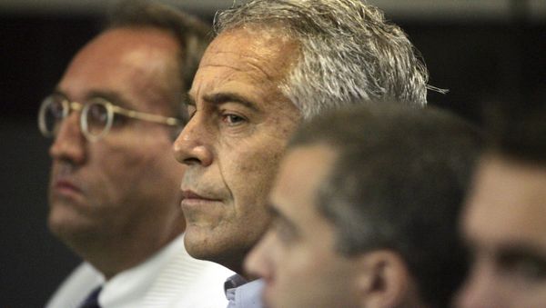 U.S. financier Jeffrey Epstein (C) appears in court where he pleaded guilty to two prostitution charges in West Palm Beach, Florida, U.S. July 30, 2008 - Sputnik International