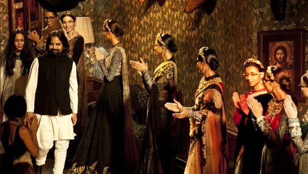 Models wearing new creations by Indian fashion designer Sabyasachi Mukherjee (L) applaud him at the end of a fashion show in New Delhi on August 12, 2012 - Sputnik International