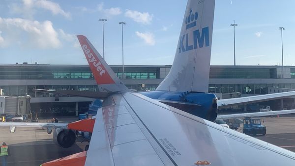 A minor plane collision is seen between a KLM and an EasyJet aircraft at Amsterdam Airport Shiphol, Netherlands July 9, 2019 - Sputnik International