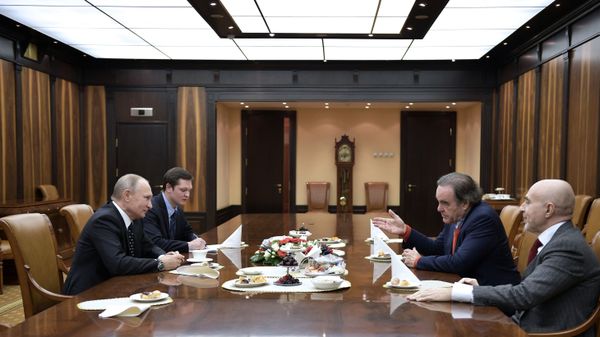 Russian President Vladimir Putin is giving an interview with US film director Oliver Stone. - Sputnik International