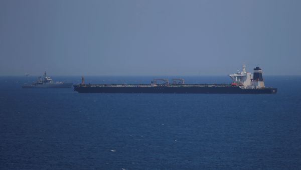A British Royal Navy patrol vessel guards the oil supertanker Grace 1, that's on suspicion of carrying Iranian crude oil to Syria - Sputnik International