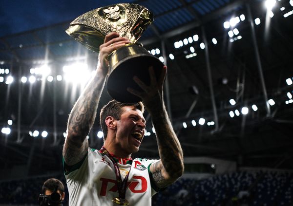 Striker for Lokomotiv Fyodor Smolov during an award-winning ceremony after the Russian Super Cup match between Zenit football club (Saint Petersburg) and Lokomotiv (Moscow) - Sputnik International