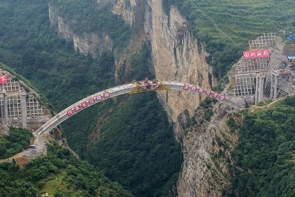 Construction of the main structure of the Jimingsansheng Bridge which will unite southwest China's Yunnan, Guizhou and Sichuan provinces. - Sputnik International