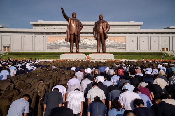 People bow before the statues of the late North Korean leaders Kim Il Sung and Kim Jong Il as the country marks the 25th death anniversary of Kim Il Sung, at Mansu Hill in Pyongyang on July 8, 2019. - Sputnik International