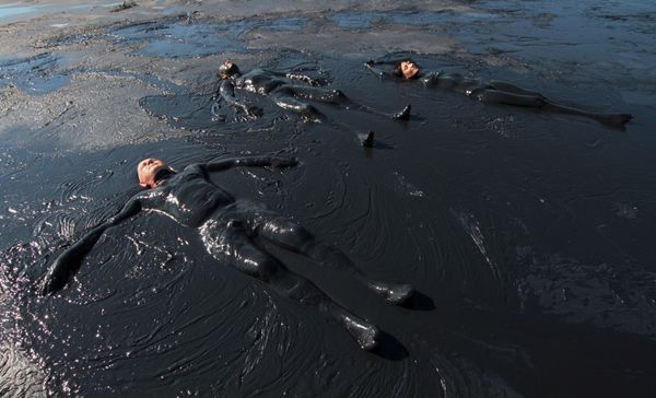 People take a mud bath in the Chokrak lake near the village of Kurortnoye on the Kerch peninsula, Crimea on 7 July, 2019.  - Sputnik International