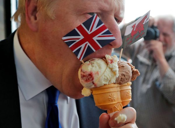 Conservative party leadership candidate Boris Johnson holds ice cream in Barry Island, before a hustings event with leadership rival Jeremy Hunt in Cardiff, Britain July 6, 2019.  - Sputnik International