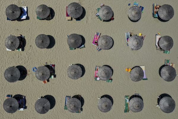 This aerial view taken on 6 July 2019, shows parasols on a beach of the Adriatic Sea in Durres, Albania, as a heatwave sweeps through Europe. - Sputnik International