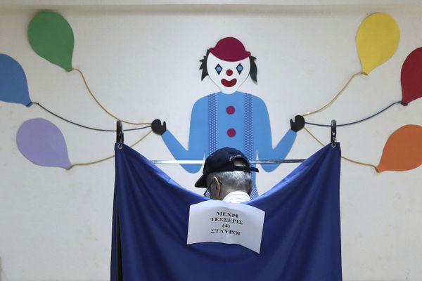 An elderly man casts his ballot at a polling station in Athens, on Sunday, July 7, 2019.  - Sputnik International