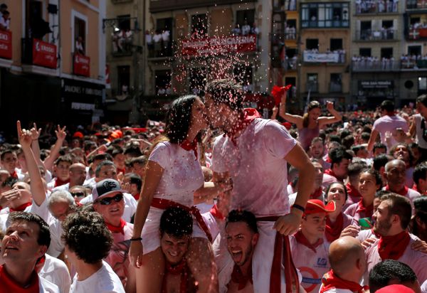 Paula Lopez, 24, and Diego Roldan, 24, kiss during the opening of the San Fermin festival in Pamplona, Spain, July 6, 2019.  - Sputnik International