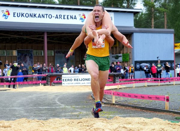 Vytautas Kirkliauskas of Lithuania carries his wife Neringa Kirkliauskiene as they compete during the Wife Carrying World Championships in Sonkajarvi, Finland, July 6, 2019.  - Sputnik International