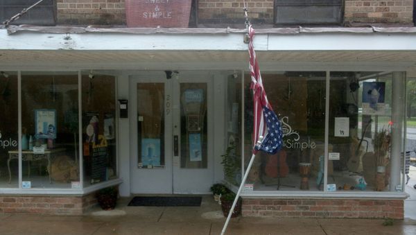 A torn U.S. Flag dangles from a store front in Morgan City, Louisiana ahead of Tropical Storm Barry Saturday, July 13,2019. - Tropical Storm Barry is the first tropical storm system of 2019 to make landfall in the United States and could dump up to two feet of rain along with strong winds and storm-surge flooding according to weather reports. (Photo by Seth HERALD / AFP) - Sputnik International