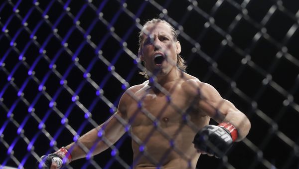 Urijah Faber celebrates after defeating Ricky Simon - Sputnik International