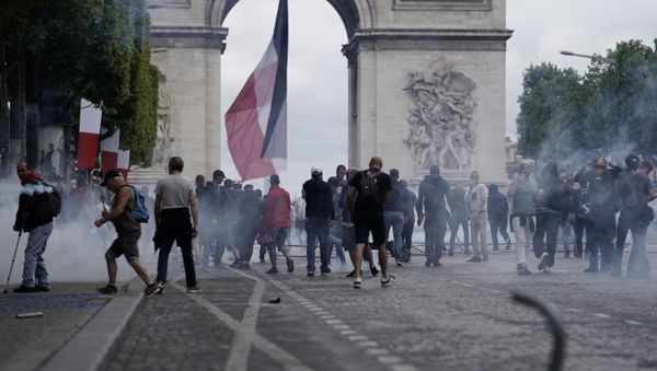 Protesters linked to the Yellow Vests (Gilets Jaunes) movement take part in a demonstration - Sputnik International