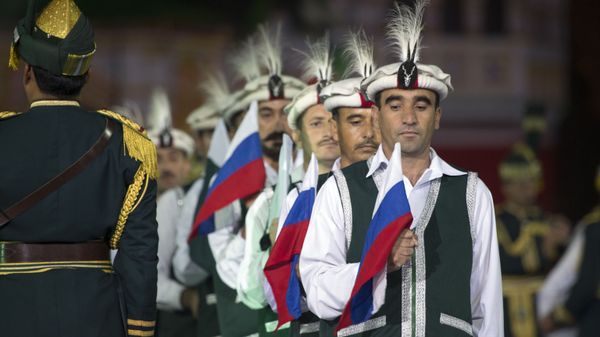 Members of the Armed Forces Band of Pakistan hold Russian and Pakistan national flags  (File) - Sputnik International