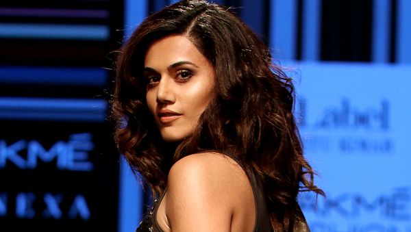 Indian Bollywood actress Taapsee Pannu showcases a creation by designer Ritu Kumar at the Lakmé Fashion Week (LFW) Summer Resort 2018 in Mumbai on January 31, 2018 - Sputnik International