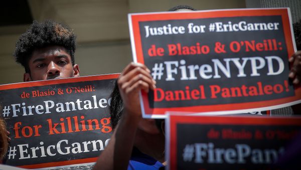 People attend a news conference with Gwen Carr, the mother of Eric Garner, following the decision to not prosecute NYPD officer Daniel Pantaleo at City Hall in New York, U.S., July 16, 2019 - Sputnik International