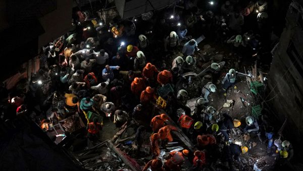 Rescue workers search for survivors at the site of a collapsed building in Mumbai, India, July 16, 2019 - Sputnik International