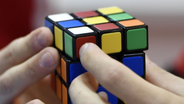 A gamer plays with Rubik's Magic Cube at the international game fair 'SPIEL' in Essen, Germany, Thursday, Oct. 26, 2017. - Sputnik International