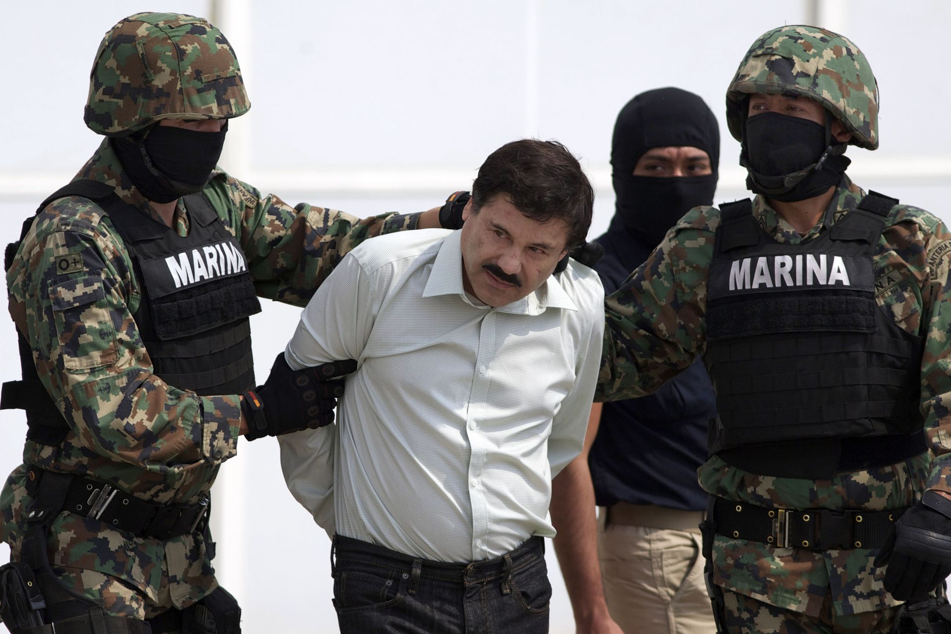 In this Feb. 22, 2014 file photo, Joaquin El Chapo Guzman, center, is escorted to a helicopter in handcuffs by Mexican navy marines at a hanger in Mexico City, after he was captured overnight in the beach resort town of Mazatlan In this Feb. 22, 2014 file photo, Joaquin El Chapo Guzman, center, is escorted to a helicopter in handcuffs by Mexican navy marines at a hanger in Mexico City, after he was captured overnight in the beach resort town of Mazatlan - Sputnik International, 1920, 09.05.2023