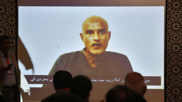 Pakistani journalists watch a video message of imprisoned Indian naval officer Kulbhushan Jadhav - Sputnik International