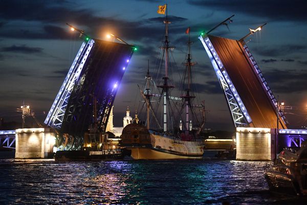 The frigate Poltava sailing past the Dvortsovsky Bridge to take part in a military parade rehearsal in St Petersburg, Russia - Sputnik International