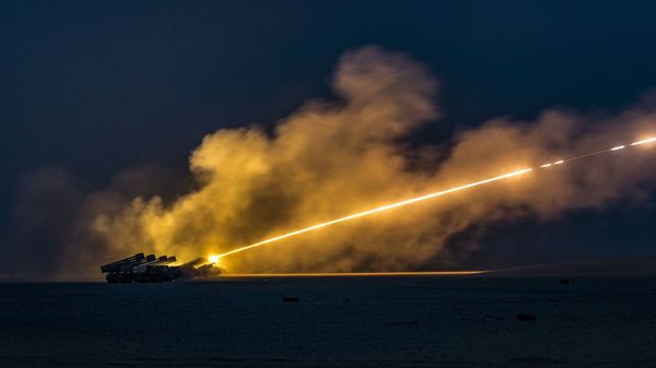 U.S. Soldiers assigned to the 65th Field Artillery Brigade, and soldiers from the Kuwait Land Forces fire their High Mobility Artillery Rocket Systems (U.S.) and BM-30 Smerch rocket systems (Kuwait) during a joint live-fire exercise, Jan. 8, 2019, near Camp Buehring, Kuwait. The U.S. and Kuwaiti forces train together frequently to maintain a high level of combat readiness and to maintain effective communication between the two forces.  - Sputnik International