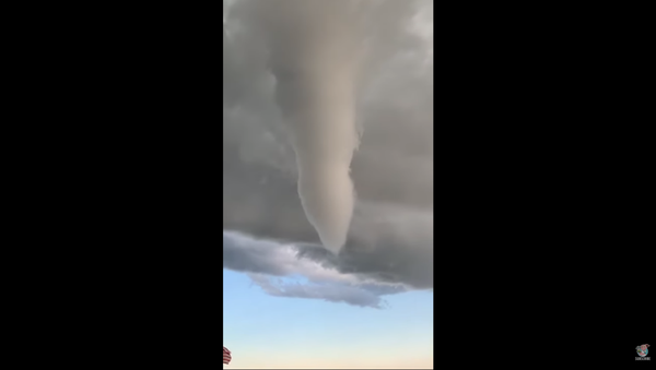 US Folks Get First-Hand View of Forming Tornado - Sputnik International