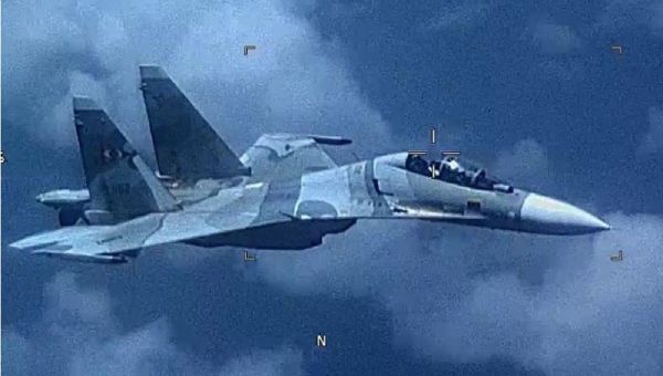 Venezuela SU-30 Flanker Shadows a U.S. EP-3 Aircraft - Sputnik International