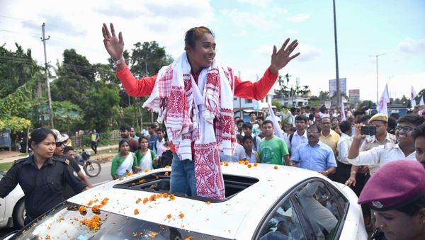 Indian sprinter Hima Das (C) waves as she arrives in Guwahati on September 7, 2018 - Sputnik International