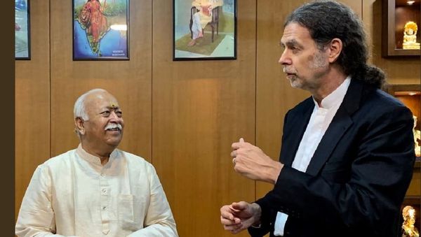 German Ambassador Walter J. Lindner (R) is pictured speaking with RSS leader Mohan Bhagwat (L) German Ambassador Walter J. Lindner (R) is pictured speaking with RSS leader Mohan Bhagwat (L) - Sputnik International