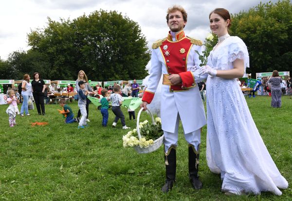 Participants of the 'Russian Field' festival were wearing dresses of different epochs to make visitors familiar with the history of clothing in Russia. Participants of the 'Russian Field' festival were wearing dresses of different epochs to make visitors familiar with the history of clothing in Russia. - Sputnik International