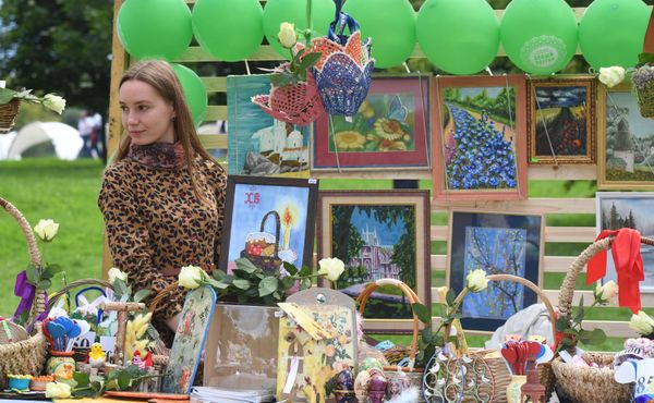 A woman sells pieces of art at the Russian Field festival of Slavic art in Moscow. A woman sells pieces of art at the Russian Field festival of Slavic art in Moscow. - Sputnik International