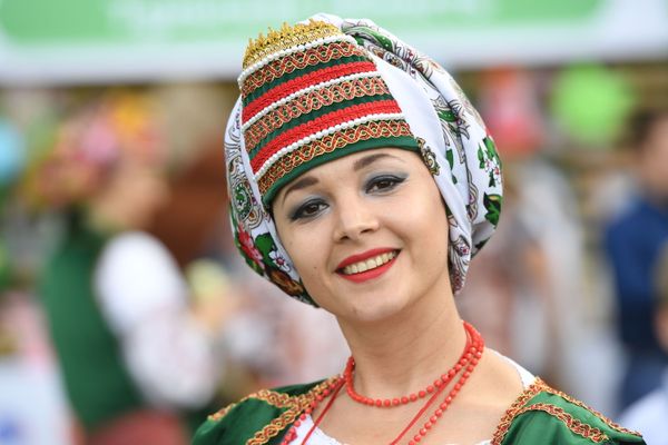A woman dressed in national costume during the Russian Field festival of Slavic art at Kolomenskoye Park in Moscow. A woman dressed in national costume during the Russian Field festival of Slavic art at Kolomenskoye Park in Moscow. - Sputnik International