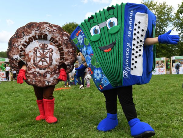 Participants of the festival wearing costumes of a Tula gingerbread and a Tula accordion. Participants of the festival wearing costumes of a Tula gingerbread and a Tula accordion. - Sputnik International