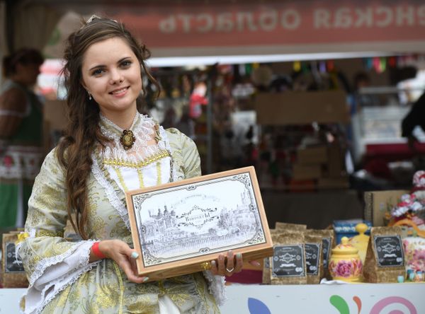 A woman sells sweets during the Russian Field festival of Slavic art in Moscow. A woman sells sweets during the Russian Field festival of Slavic art in Moscow. - Sputnik International
