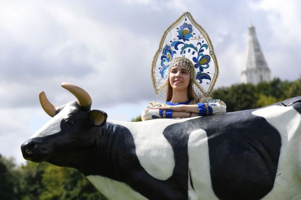 A girl wearing a national costume takes part in the Russian Field festival of Slavic art at Kolomenskoye Park in Moscow. A girl wearing a national costume takes part in the Russian Field festival of Slavic art at Kolomenskoye Park in Moscow. - Sputnik International