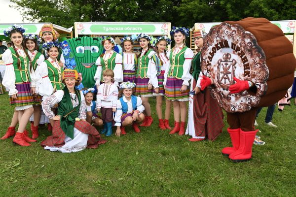 Women and children dressed in costumes stand near a promotion board representing Russia's Tula region. Women and children dressed in costumes stand near a promotion board representing Russia's Tula region. - Sputnik International