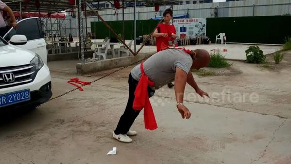 Kung Fu master moves two cars with an ear - Sputnik International