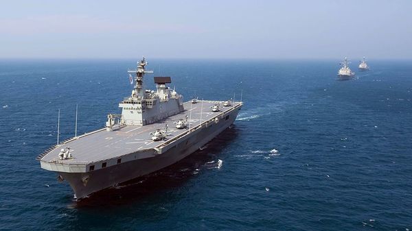 The Republic of Korea Navy amphibious landing ship ROKS Dokdo (LPH 6111) is underway in the Sea of Japan with the guided-missile destroyers USS Lassen (DDG 82) and USS Chung-Hoon (DDG 93). - Sputnik International