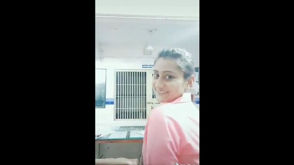 Gujarat: Woman Constable suspended after she shot a Tiktok video inside a police station in Mehsana Gujarat: Woman Constable suspended after she shot a Tiktok video inside a police station in Mehsana - Sputnik International