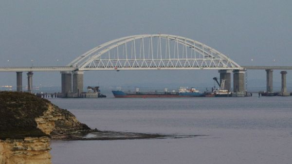 A cargo ship blocks a passage under the arch of the Crimean bridge over Kerch Strait in Russia, November 25, 2018 - Sputnik International