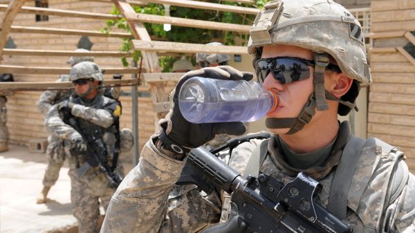 A U.S. Army soldier assigned to White Platoon, 1st Battalion, 30th Infantry Regiment, 2nd Brigade Combat Team, 3rd Infantry Division drinks water during a patrol in Rizgari, Iraq, on July 5, 2010 - Sputnik International