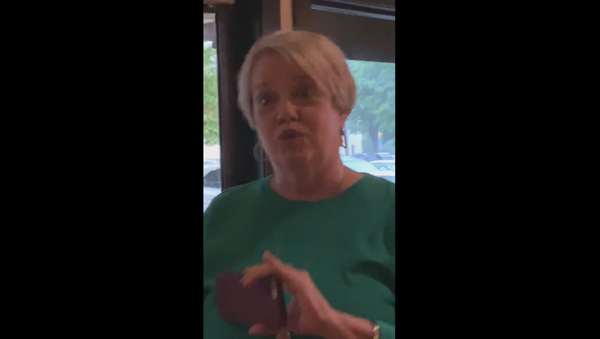US woman caught on film using racial slur against women dining at a Bonefish Grill restaurant in North Carolina - Sputnik International