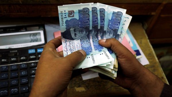 A trader counts Pakistani rupee notes at a currency exchange booth in Peshawar, Pakistan December 3, 2018 A trader counts Pakistani rupee notes at a currency exchange booth in Peshawar, Pakistan December 3, 2018 - Sputnik International