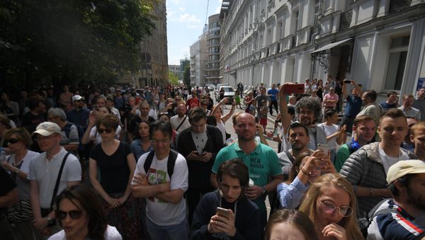 Participants of an Unauthorized rally near Moscow Parliament building - Sputnik International