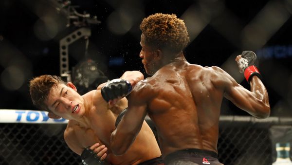 Hakeem Dawodu (red gloves) and Yoshinori Horie (blue gloves) during UFC 240 at Rogers Place. - Sputnik International